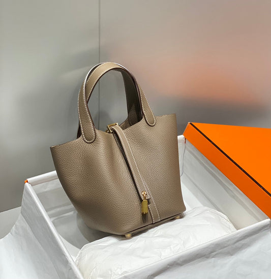 Cerradura de picotina, cuero etoupe Togo, herrajes dorados