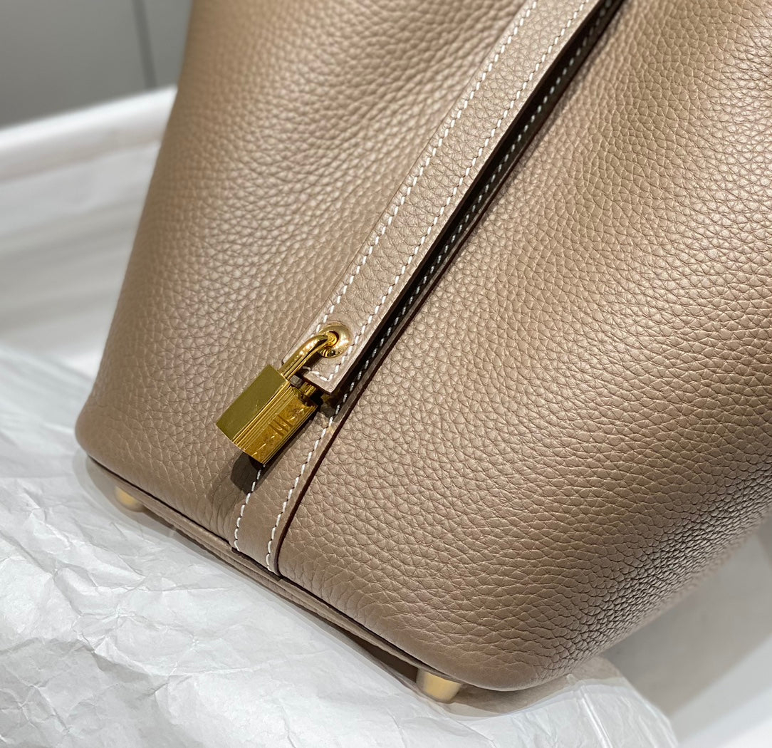 Cerradura de picotina, cuero etoupe Togo, herrajes dorados