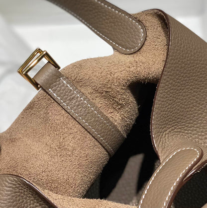 Cerradura de picotina, cuero etoupe Togo, herrajes dorados