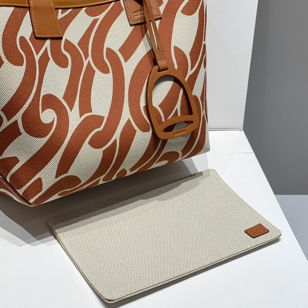 Bolso HM Steeple 28 de piel de becerro marrón y lona blanca y marrón