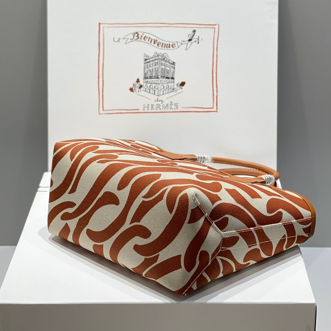 Bolso HM Steeple 28 de piel de becerro marrón y lona blanca y marrón