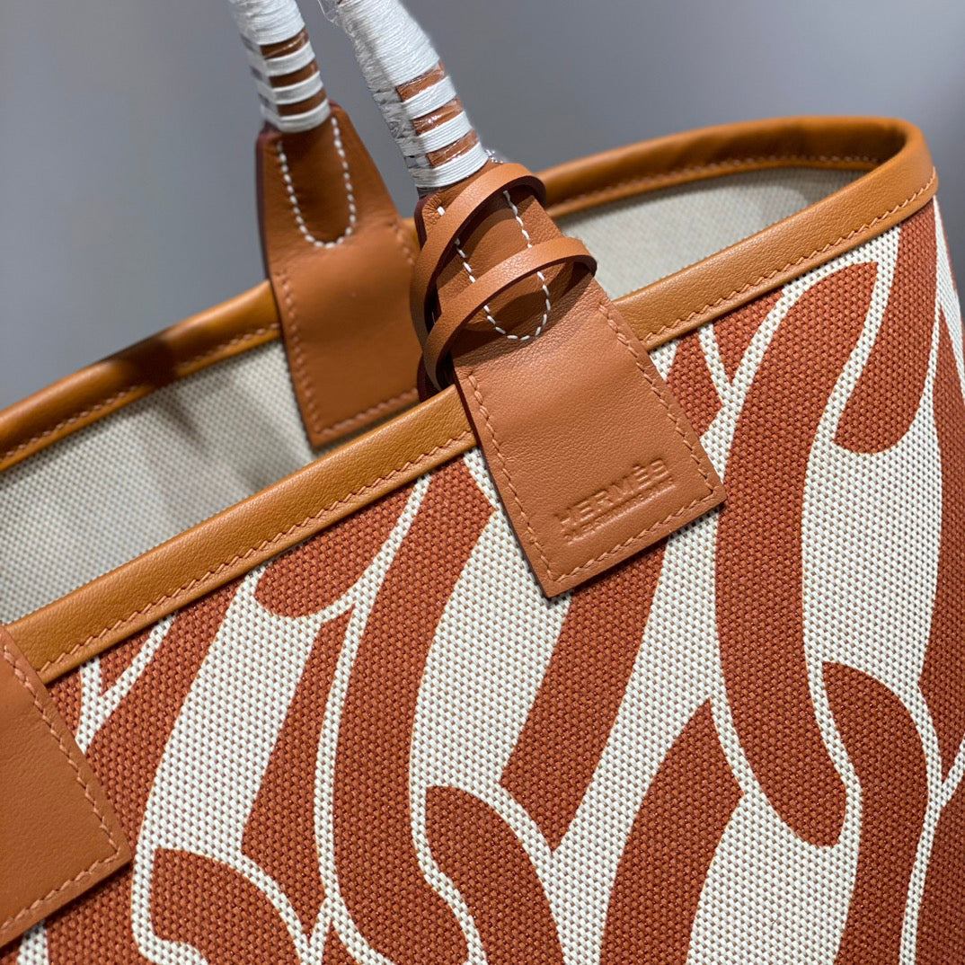 Bolso HM Steeple 28 de piel de becerro marrón y lona blanca y marrón