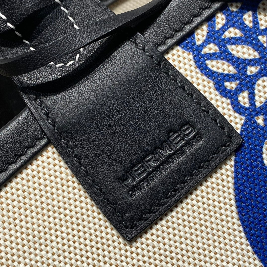 Bolso HM Steeple 28 de piel de becerro negra y lona azul y blanca