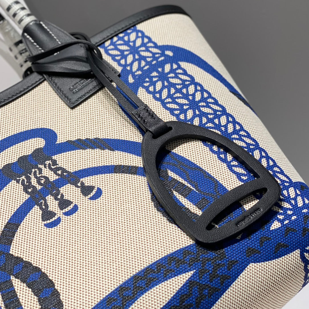Bolso HM Steeple 28 de piel de becerro negra y lona azul y blanca