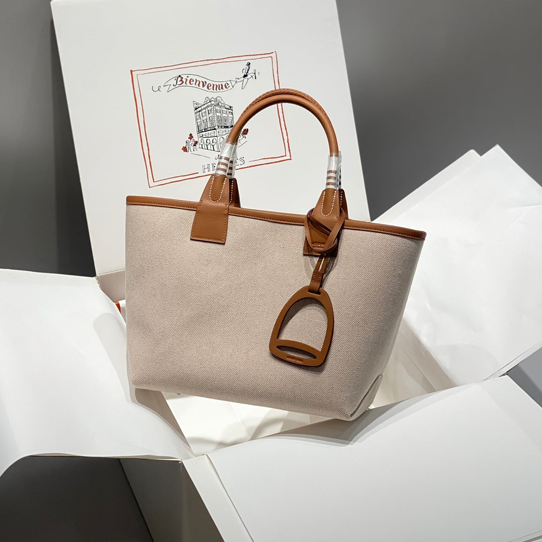 Bolso HM Steeple 28 de piel de becerro marrón y lona blanca