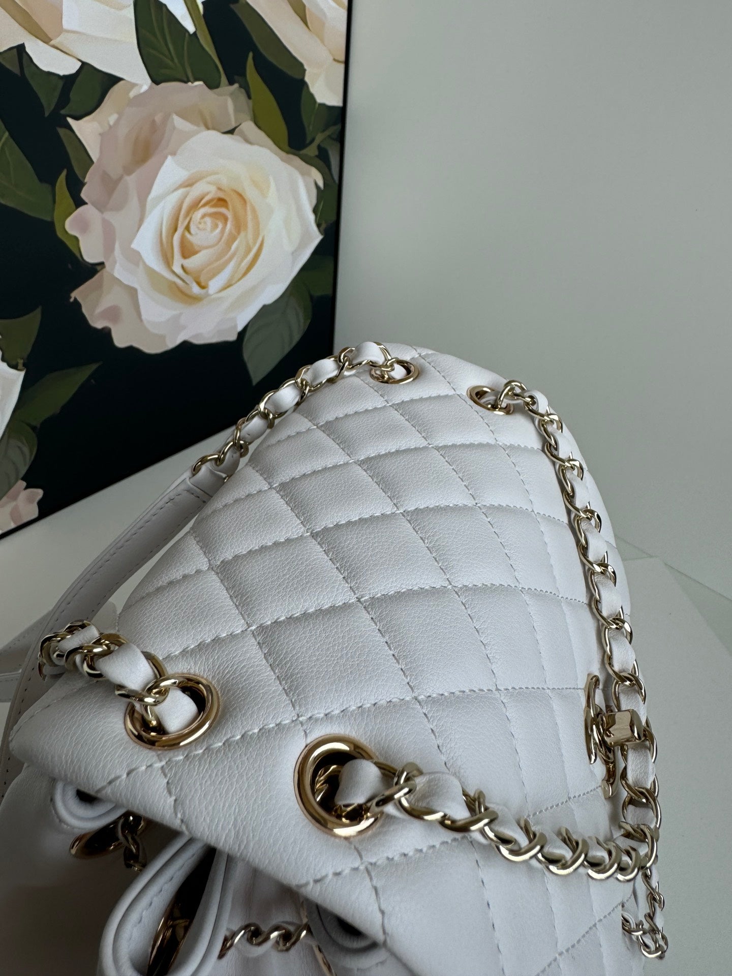 Mochila Duma de 22 cm, piel de cordero blanca, herrajes dorados claros