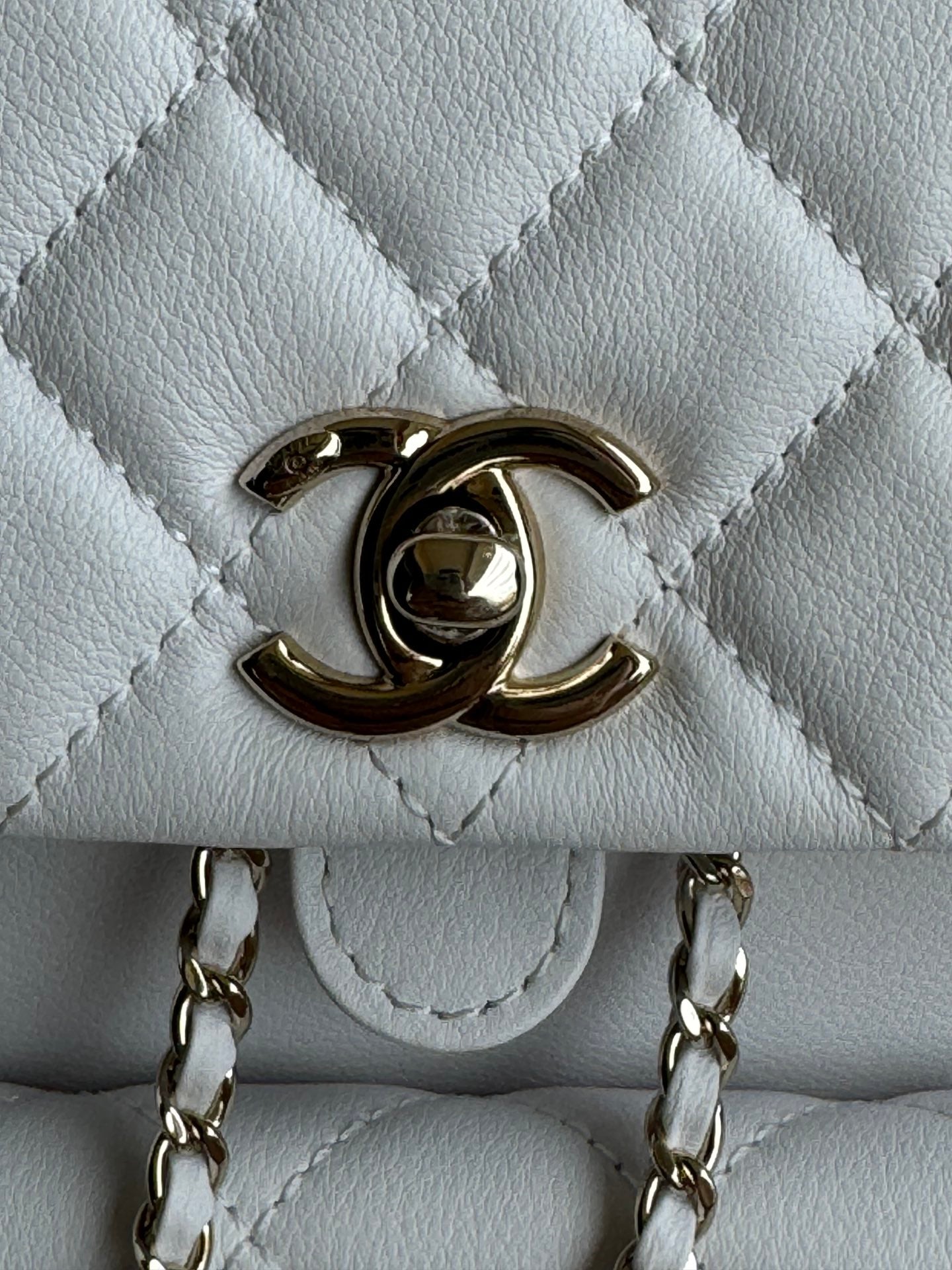 Mochila Duma de 22 cm, piel de cordero blanca, herrajes dorados claros