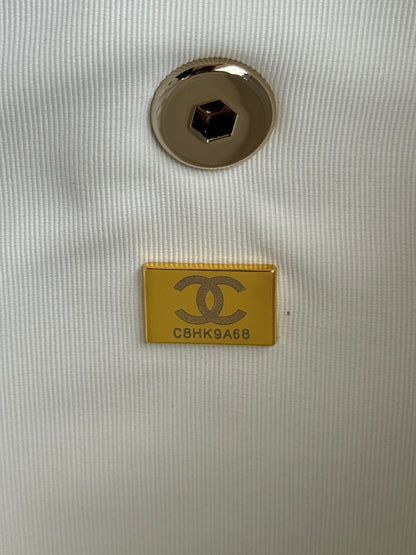 Mochila Duma de 22 cm, piel de cordero blanca, herrajes dorados claros