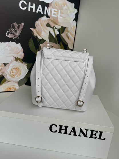 Mochila Duma de 22 cm, piel de cordero blanca, herrajes dorados claros