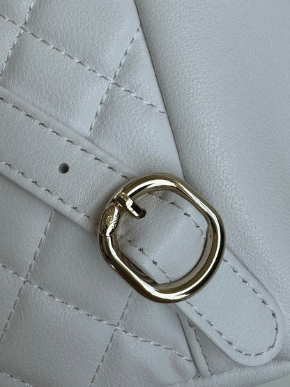Mochila Duma de 22 cm, piel de cordero blanca, herrajes dorados claros