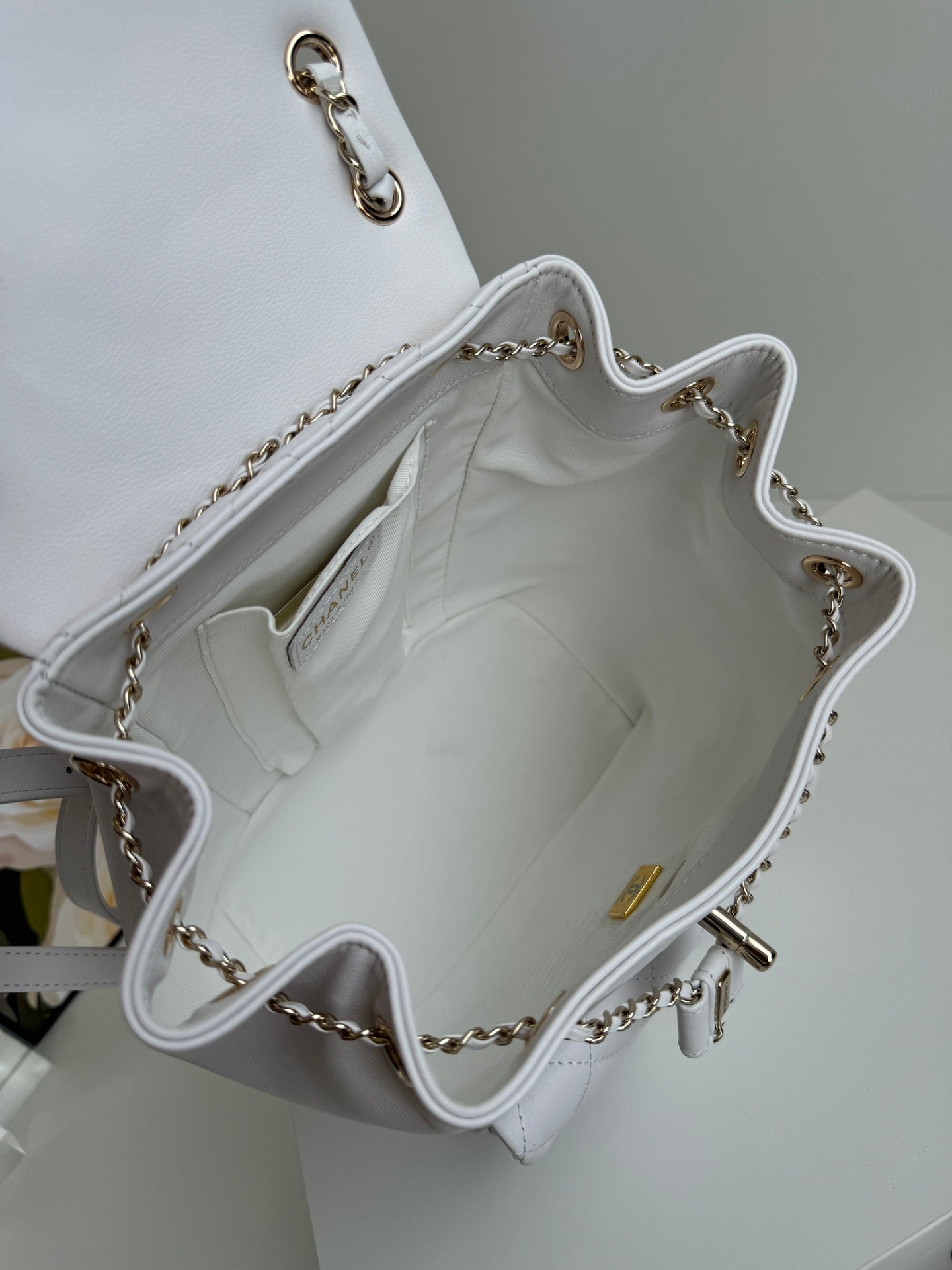 Mochila Duma de 22 cm, piel de cordero blanca, herrajes dorados claros