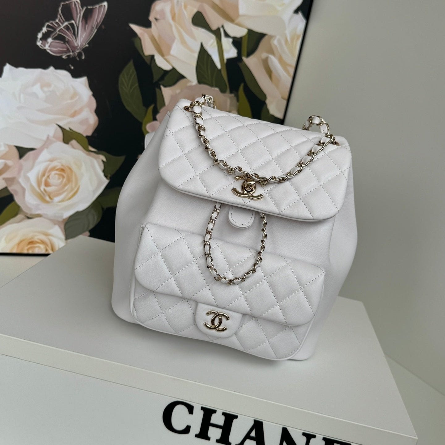 Mochila Duma de 22 cm, piel de cordero blanca, herrajes dorados claros