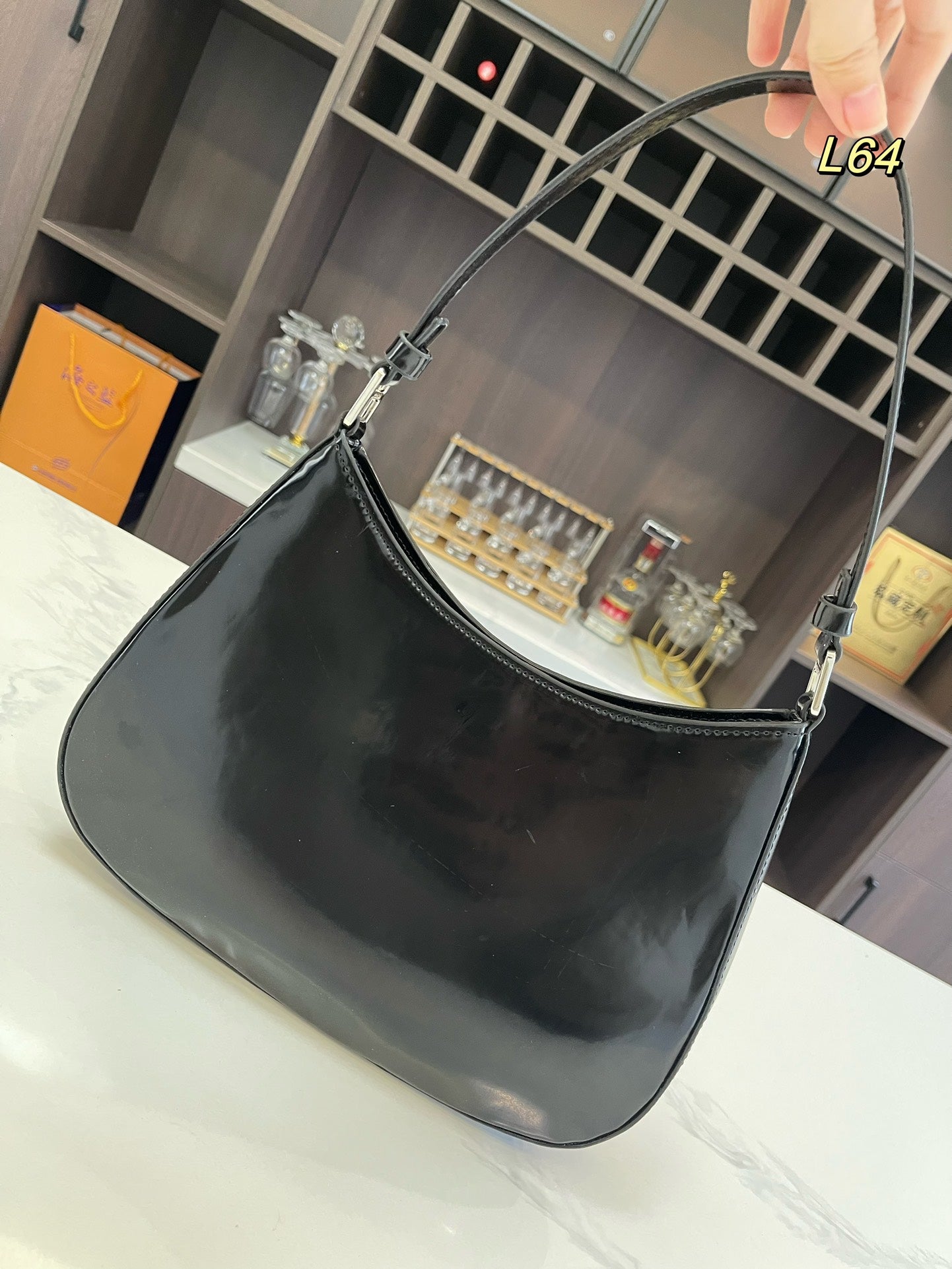 BOLSO DE HOMBRO PRA 30 CLEO DE PIEL CEPILLADA NEGRA