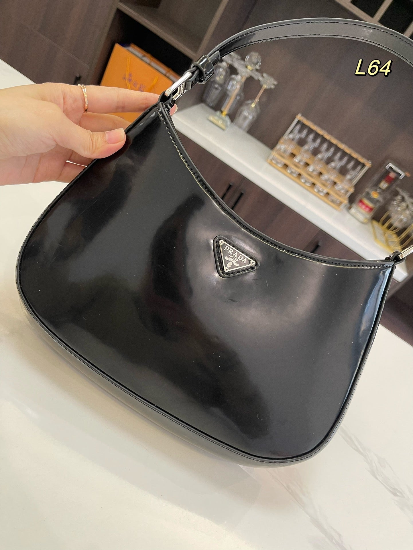 BOLSO DE HOMBRO PRA 30 CLEO DE PIEL CEPILLADA NEGRA