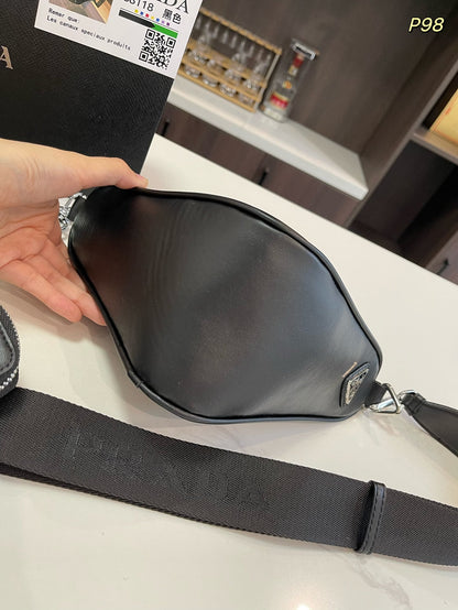 SAC À BANDOULIÈRE PRA TRIANGLE 27 EN CUIR DE VEAU NOIR AVEC BANDOULIÈRE