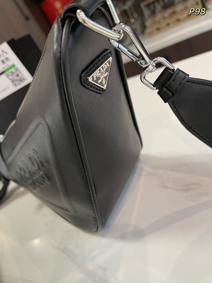 SAC À BANDOULIÈRE PRA TRIANGLE 27 EN CUIR DE VEAU NOIR AVEC BANDOULIÈRE