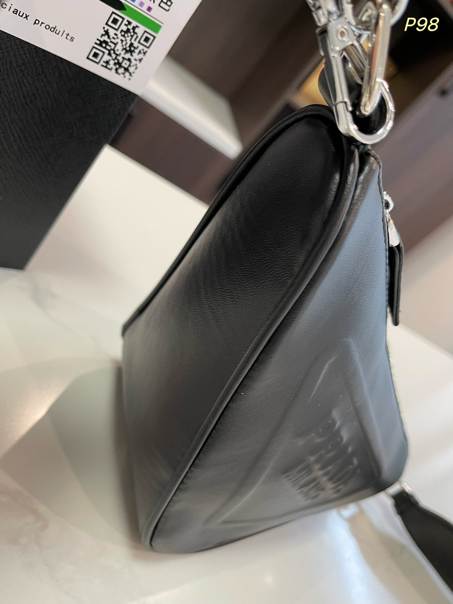 SAC À BANDOULIÈRE PRA TRIANGLE 27 EN CUIR DE VEAU NOIR AVEC BANDOULIÈRE