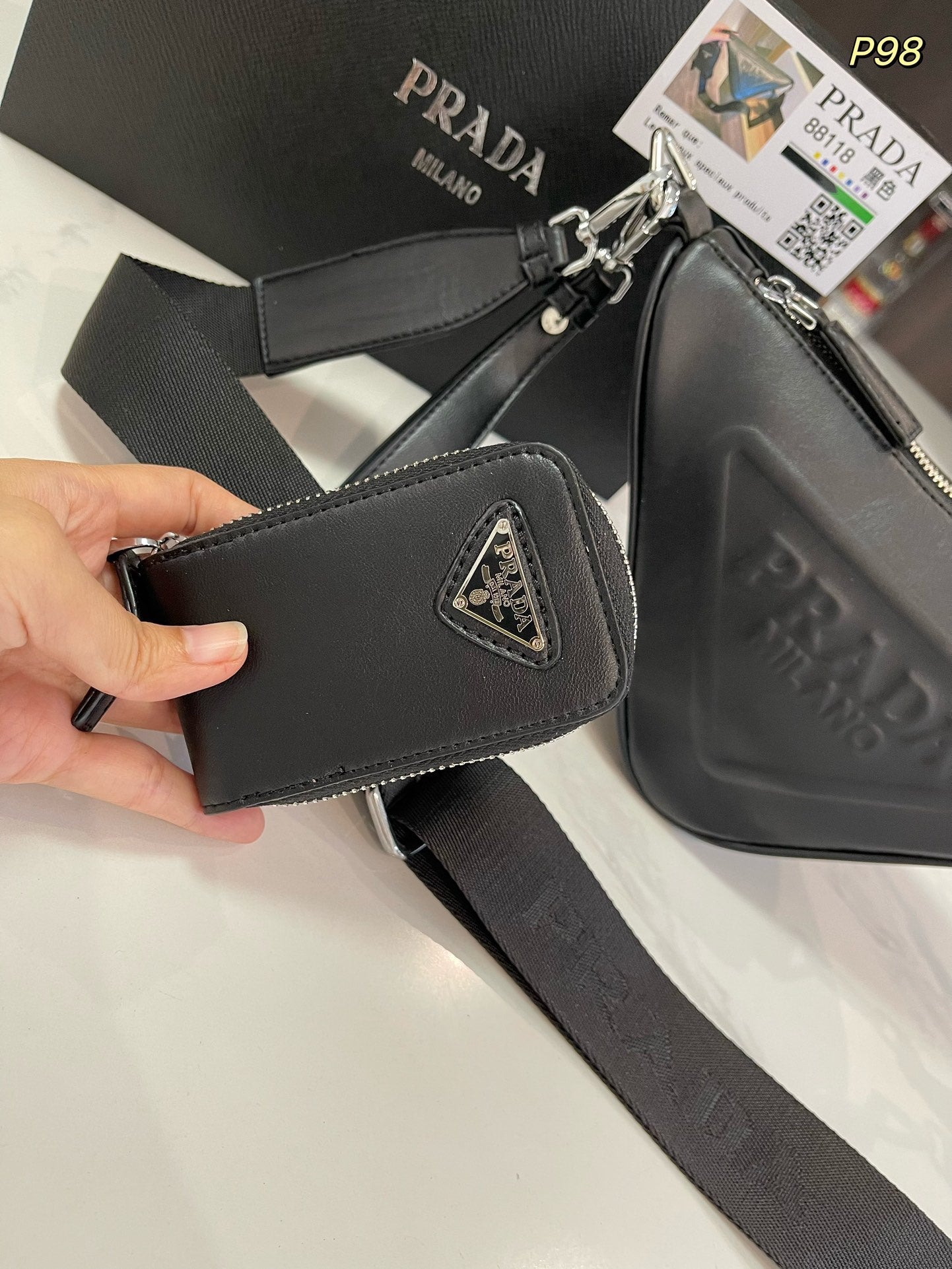 SAC À BANDOULIÈRE PRA TRIANGLE 27 EN CUIR DE VEAU NOIR AVEC BANDOULIÈRE
