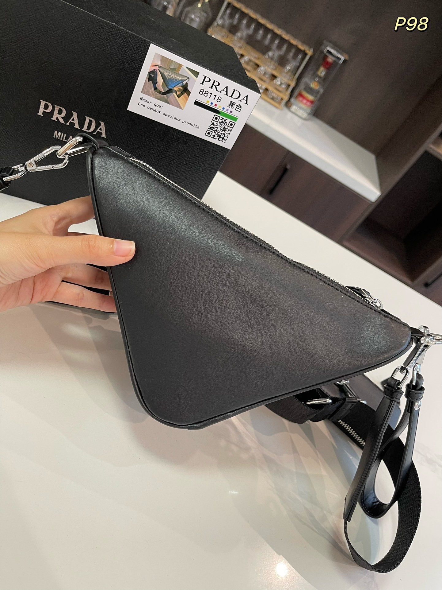 SAC À BANDOULIÈRE PRA TRIANGLE 27 EN CUIR DE VEAU NOIR AVEC BANDOULIÈRE