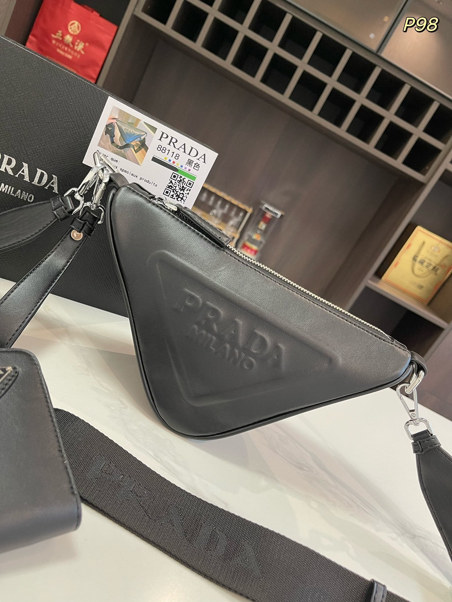 SAC À BANDOULIÈRE PRA TRIANGLE 27 EN CUIR DE VEAU NOIR AVEC BANDOULIÈRE
