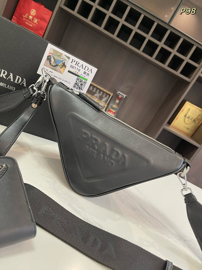 SAC À BANDOULIÈRE PRA TRIANGLE 27 EN CUIR DE VEAU NOIR AVEC BANDOULIÈRE