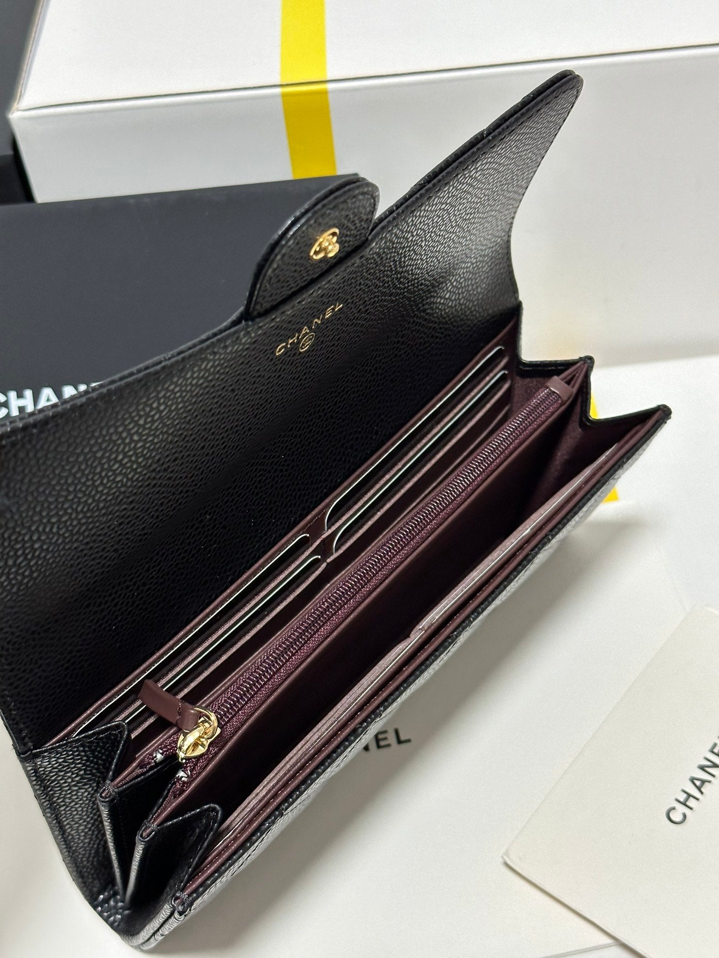Cartera clásica CC con solapa larga, negra, acolchada, con hebilla dorada caviar 243676