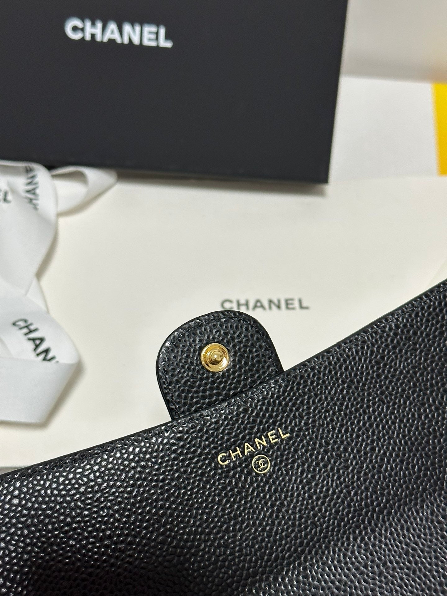 Cartera clásica CC con solapa larga, negra, acolchada, con hebilla dorada caviar 243676
