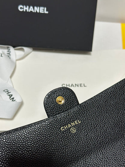 Cartera clásica CC con solapa larga, negra, acolchada, con hebilla dorada caviar 243676