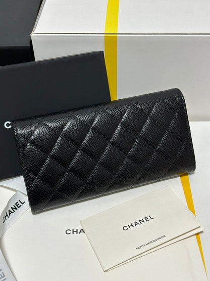 Cartera clásica CC con solapa larga, negra, acolchada, con hebilla dorada caviar 243676