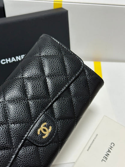 Cartera clásica CC con solapa larga, negra, acolchada, con hebilla dorada caviar 243676