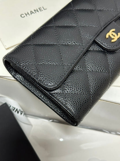 Cartera clásica CC con solapa larga, negra, acolchada, con hebilla dorada caviar 243676