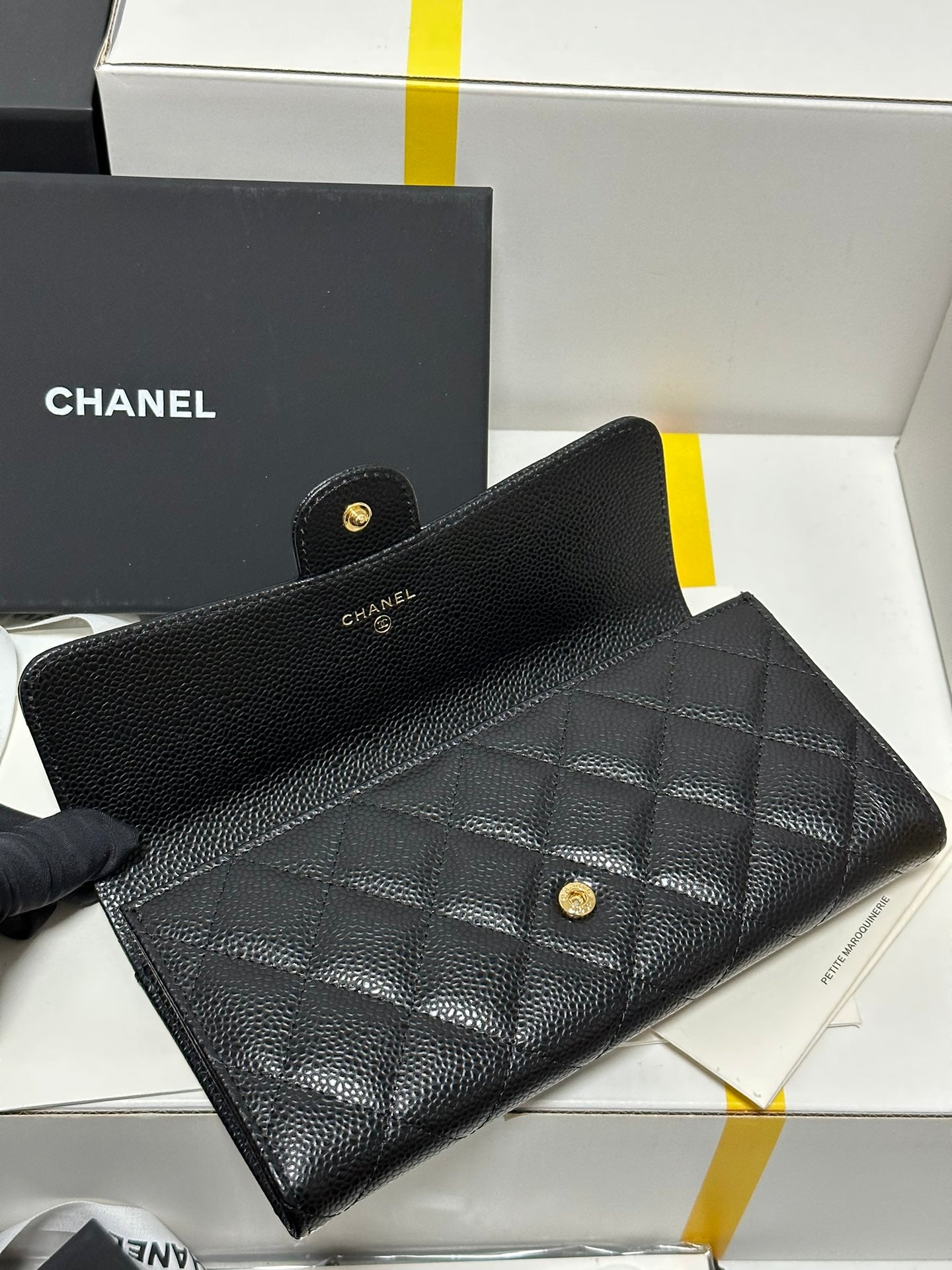 Cartera clásica CC con solapa larga, negra, acolchada, con hebilla dorada caviar 243676