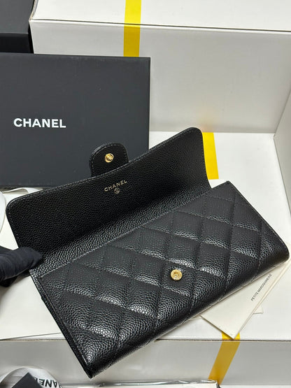 Cartera clásica CC con solapa larga, negra, acolchada, con hebilla dorada caviar 243676