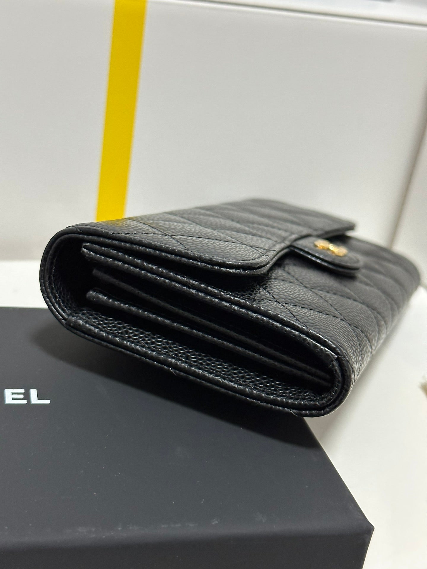 Cartera clásica CC con solapa larga, negra, acolchada, con hebilla dorada caviar 243676