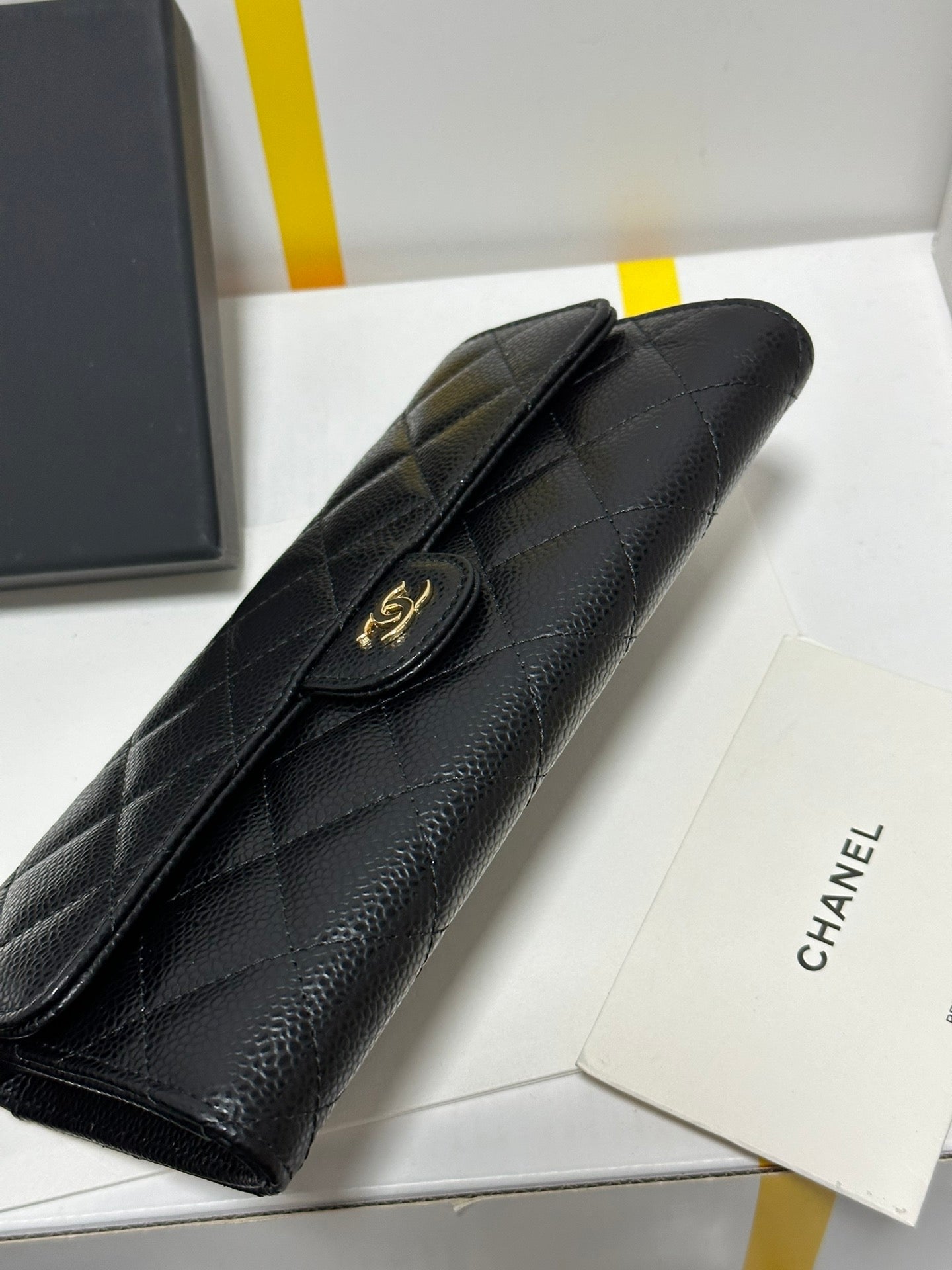 Cartera clásica CC con solapa larga, negra, acolchada, con hebilla dorada caviar 243676