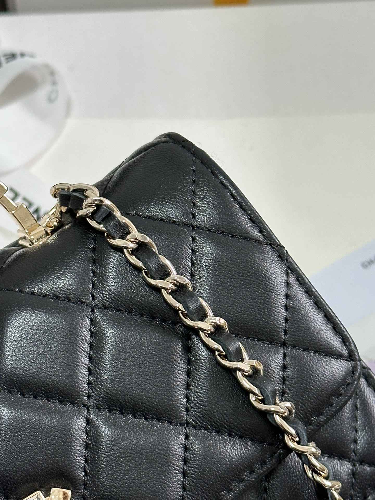 BOLSO CON SOLAPA 18 CON ASA EN PIEL DE BECERRO NEGRA Y HERRAJES DORADOS 