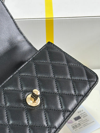 BOLSO CON SOLAPA 18 CON ASA EN PIEL DE BECERRO NEGRA Y HERRAJES DORADOS 