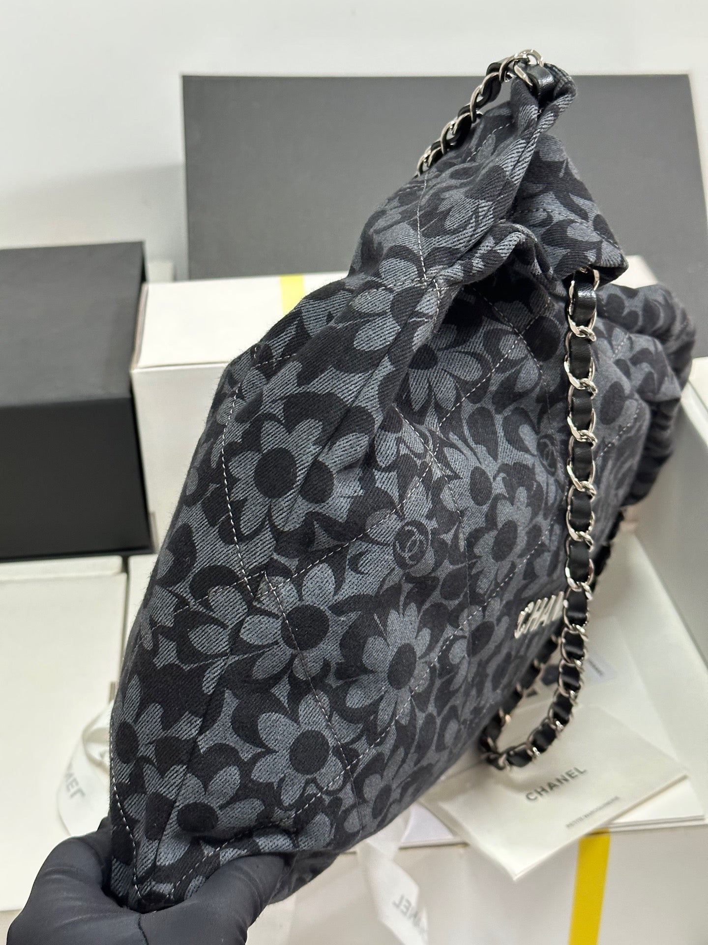 Bolso CC 22 Gris Negro Estampado Camelia Demin Herrajes Plateados 243625