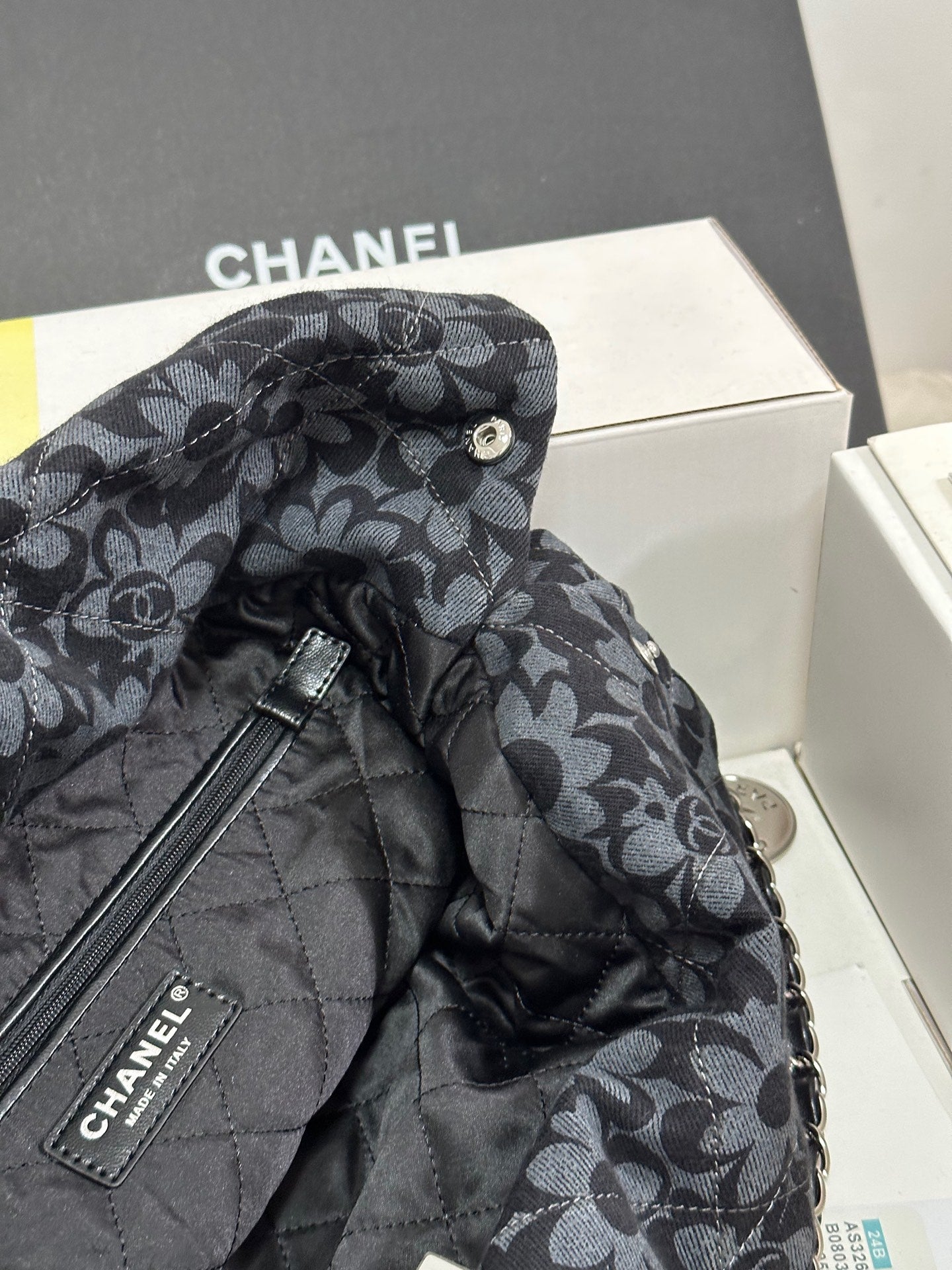 Bolso CC 22 Gris Negro Estampado Camelia Demin Herrajes Plateados 243625