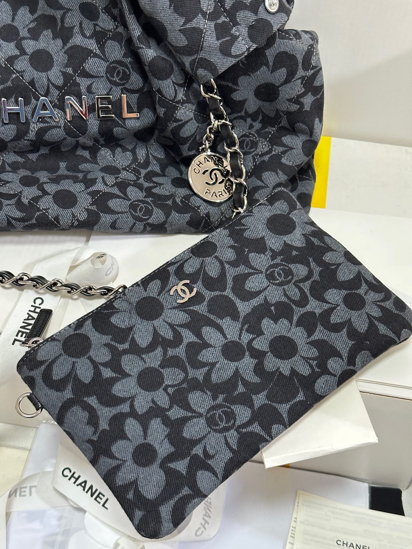 Bolso CC 22 Gris Negro Estampado Camelia Demin Herrajes Plateados 243625