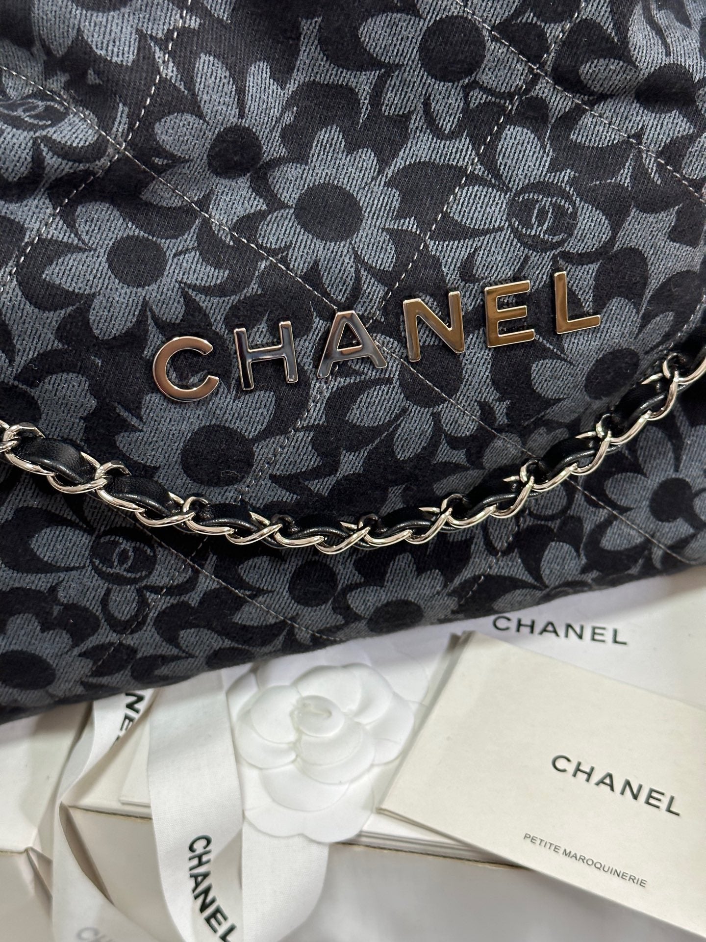 Bolso CC 22 Gris Negro Estampado Camelia Demin Herrajes Plateados 243625