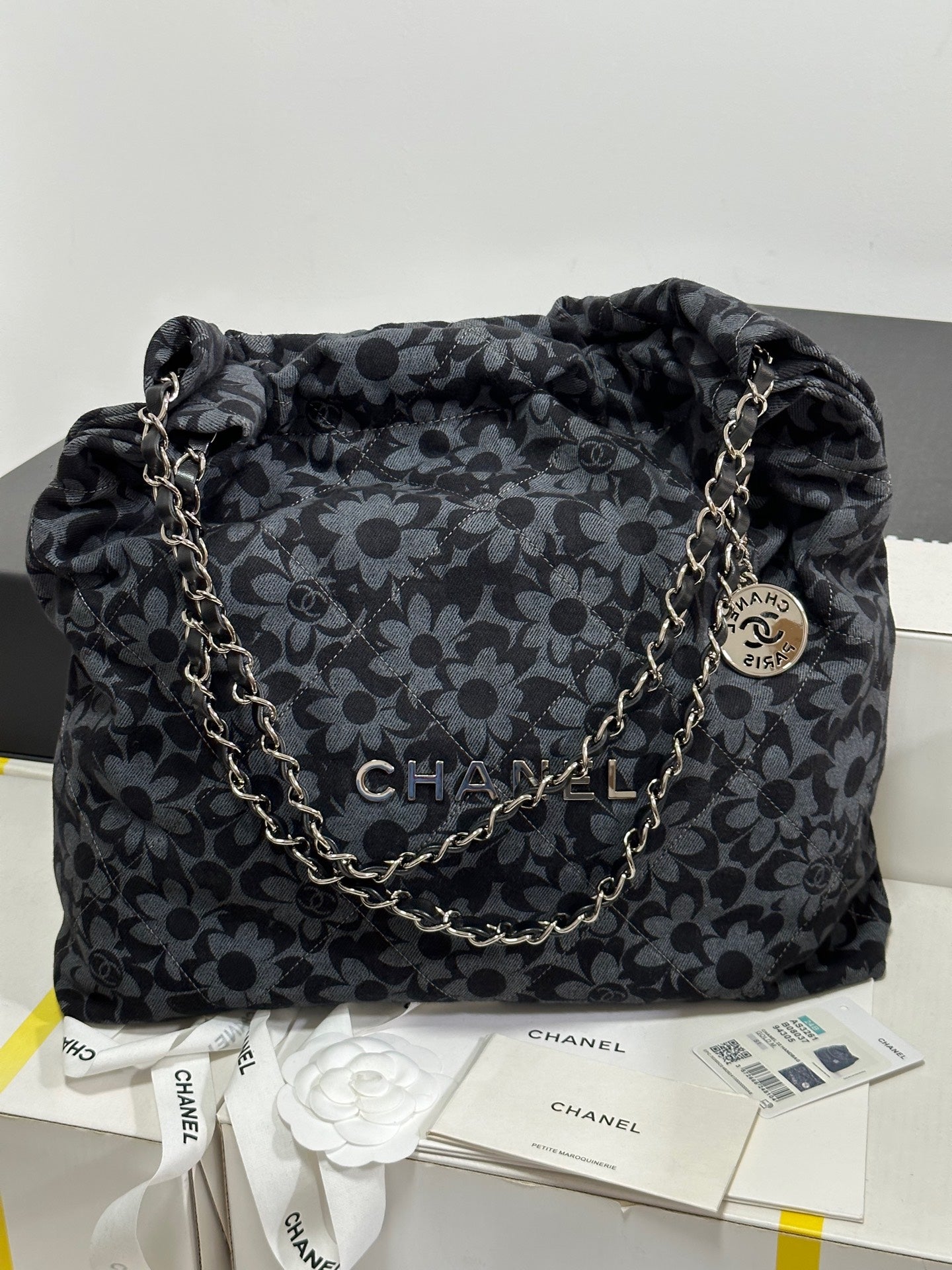 Bolso CC 22 Gris Negro Estampado Camelia Demin Herrajes Plateados 243625