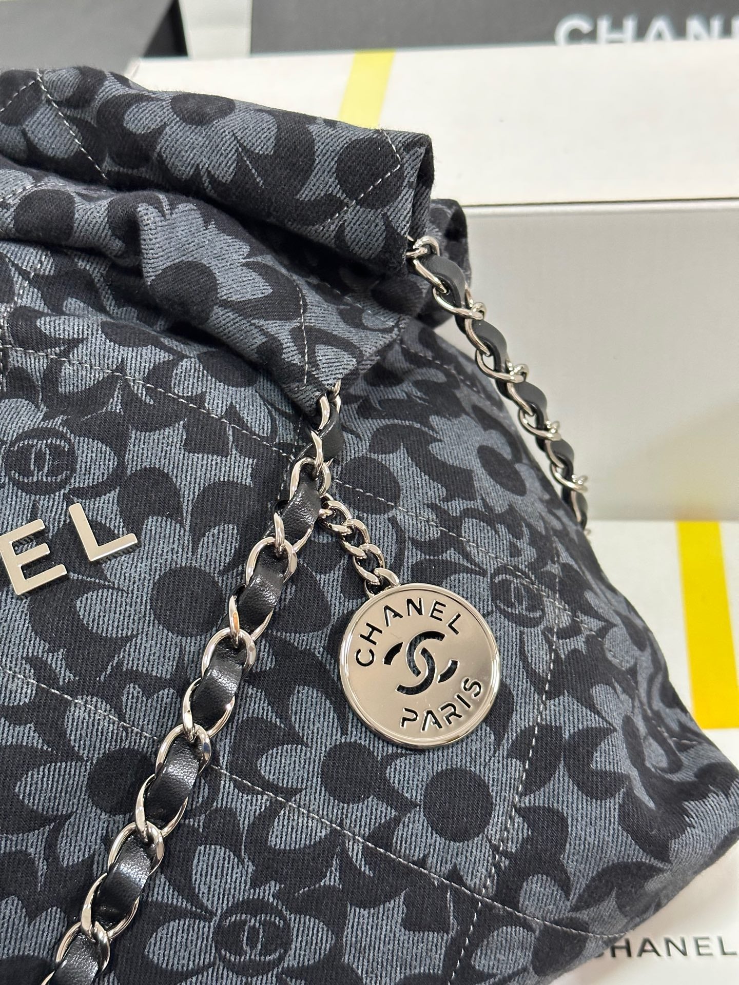 Bolso CC 22 Gris Negro Estampado Camelia Demin Herrajes Plateados 243625