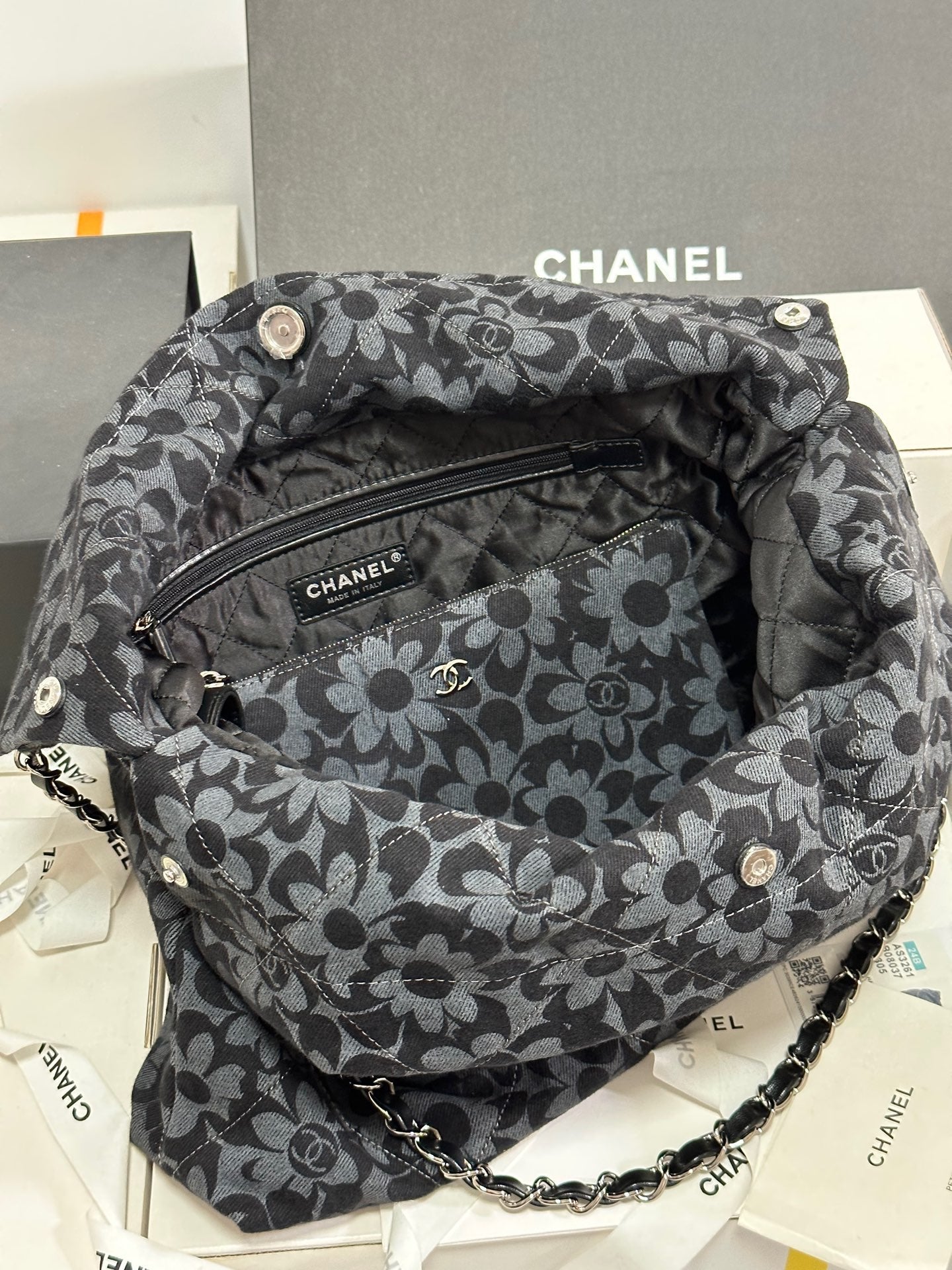 Bolso CC 22 Gris Negro Estampado Camelia Demin Herrajes Plateados 243625