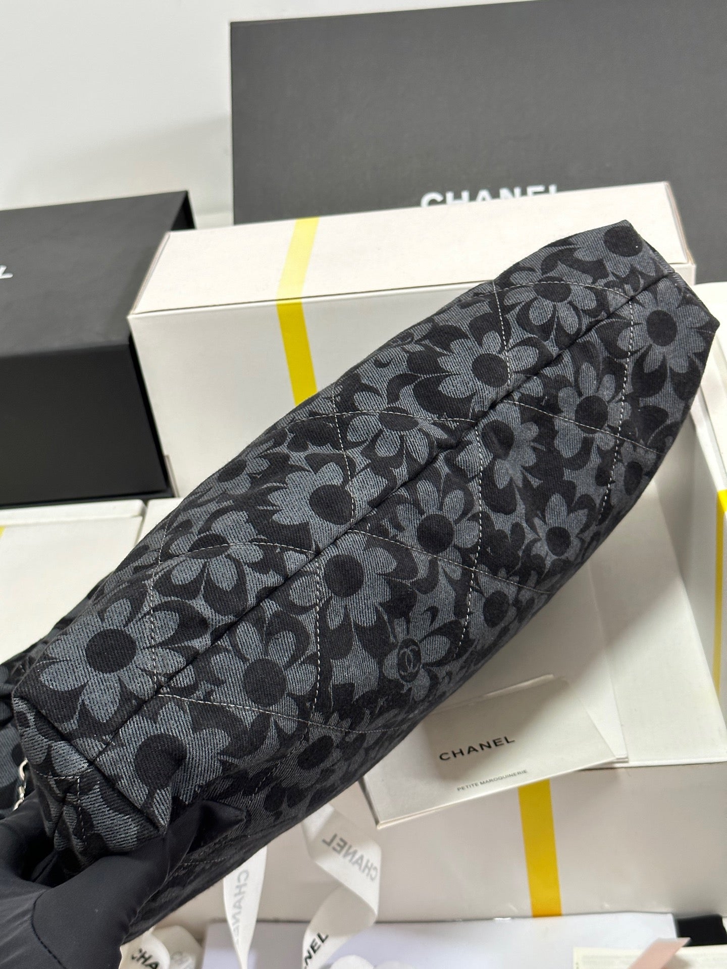 Bolso CC 22 Gris Negro Estampado Camelia Demin Herrajes Plateados 243625