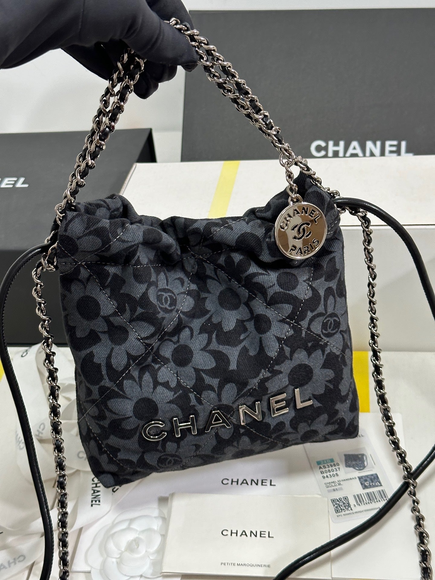 Bolso CC 22 Mini Gris Negro Estampado Camelia Demin Herrajes Plateados 243630