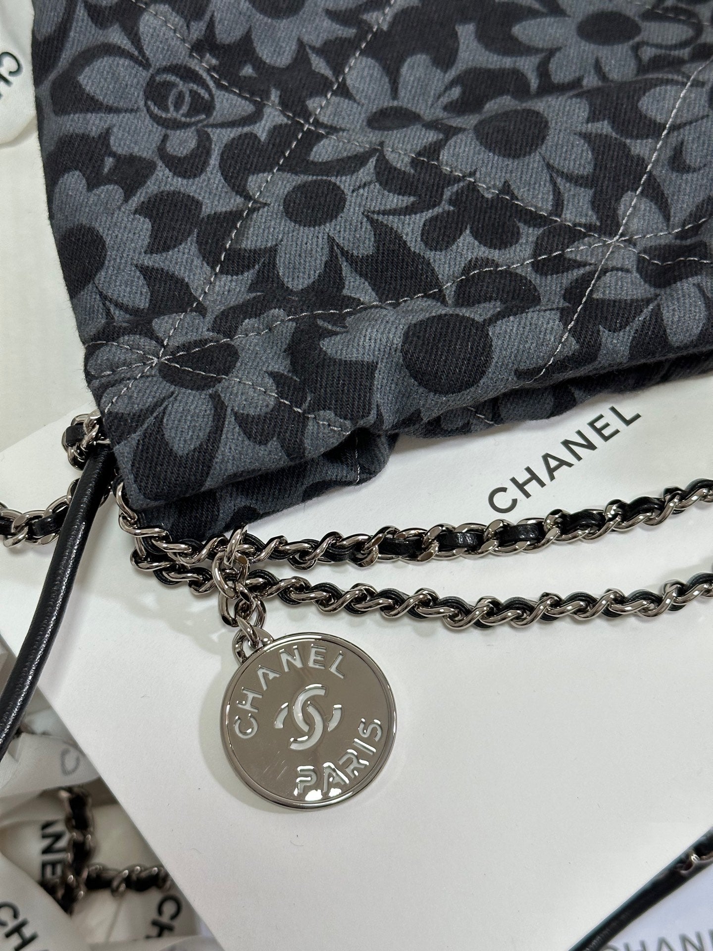 Bolso CC 22 Mini Gris Negro Estampado Camelia Demin Herrajes Plateados 243630