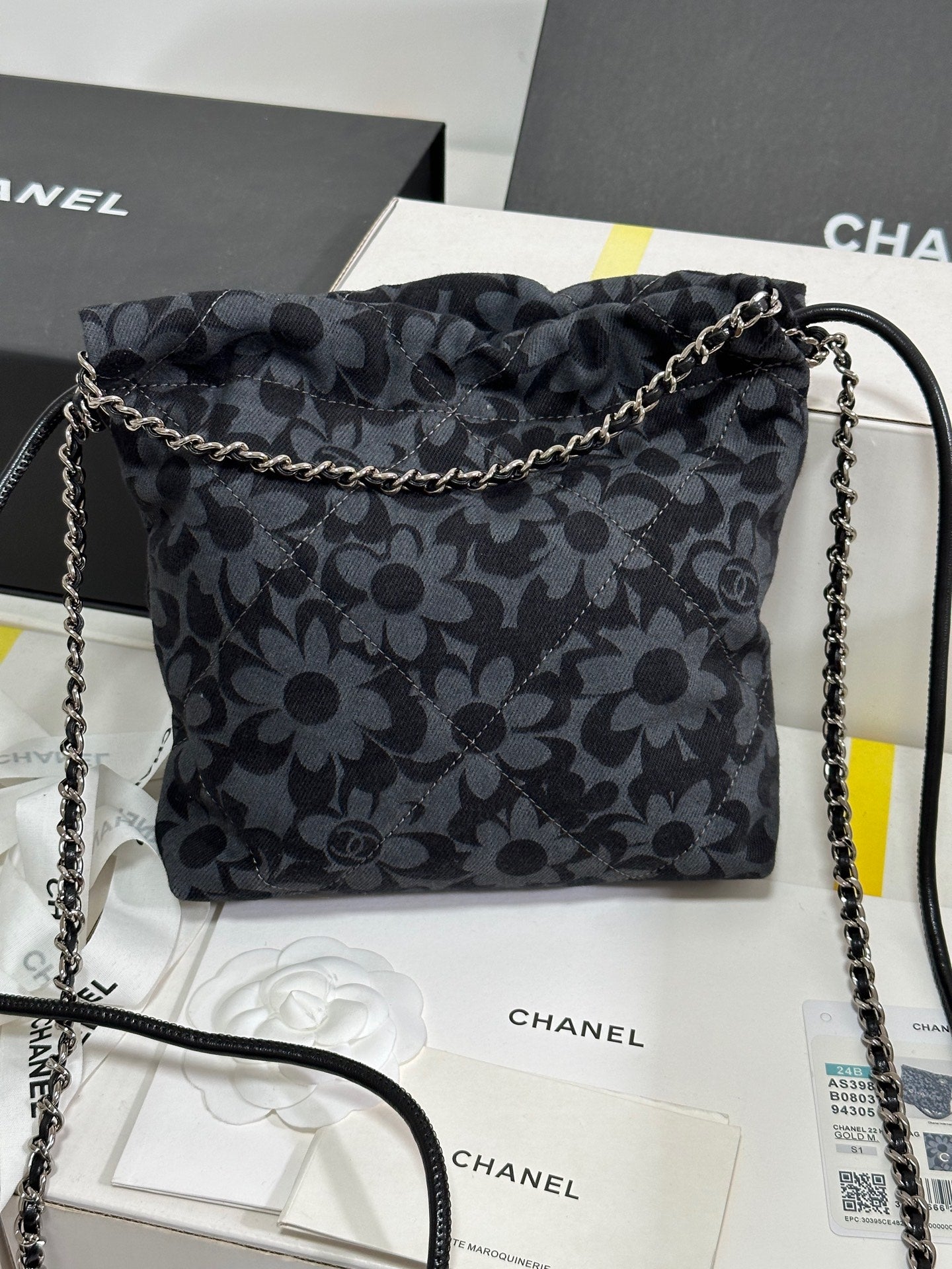 Bolso CC 22 Mini Gris Negro Estampado Camelia Demin Herrajes Plateados 243630