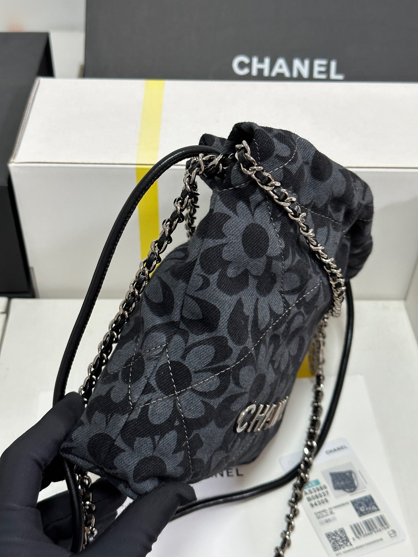 Bolso CC 22 Mini Gris Negro Estampado Camelia Demin Herrajes Plateados 243630