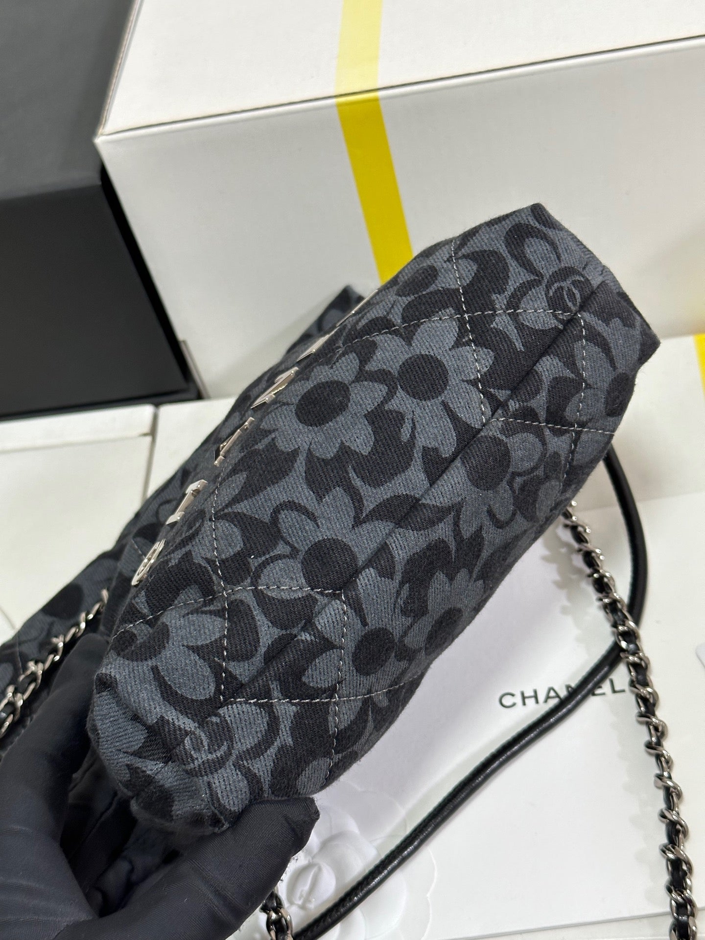 Bolso CC 22 Mini Gris Negro Estampado Camelia Demin Herrajes Plateados 243630